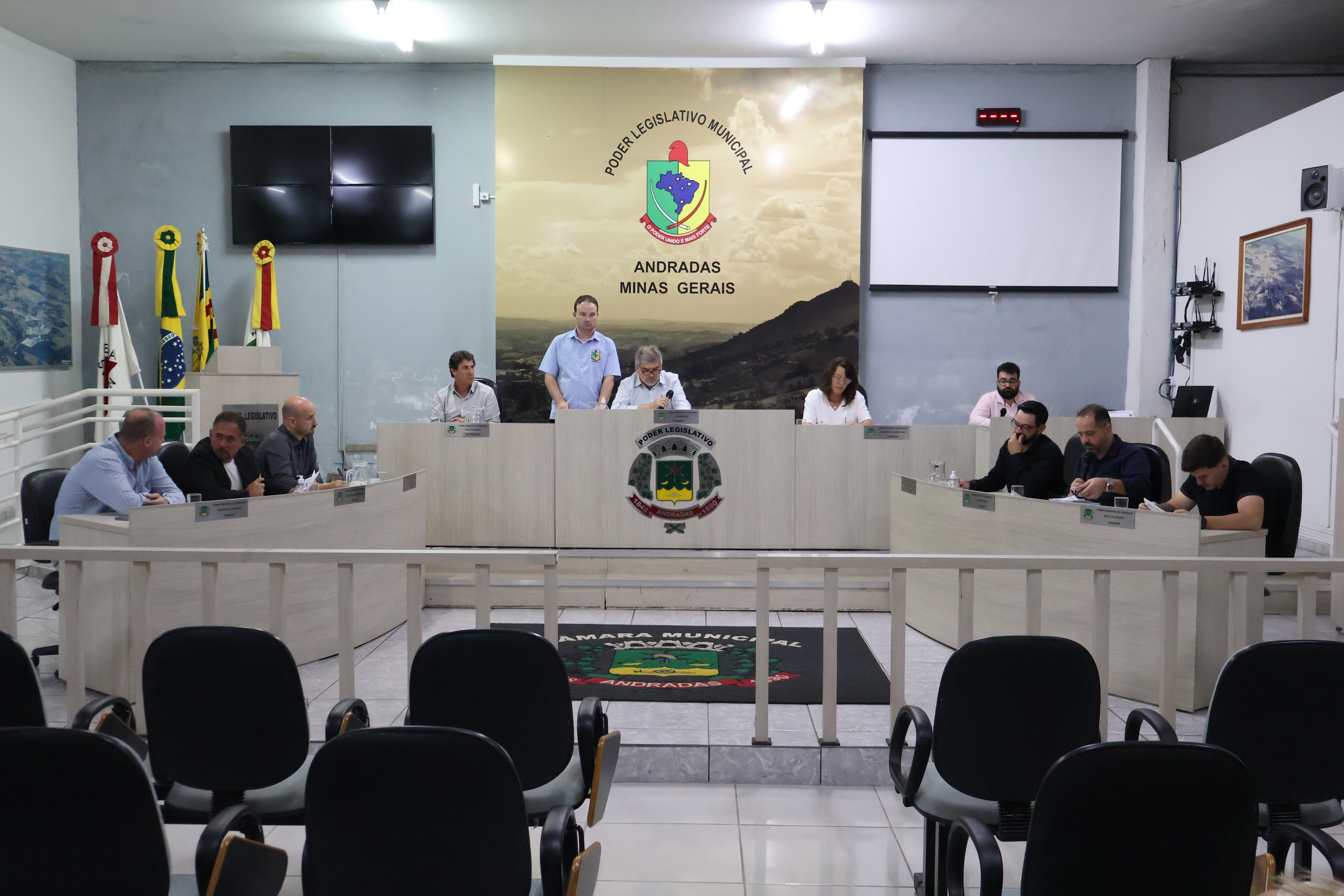 Câmara de Andradas realiza 19ª Sessão Ordinária com esclarecimentos sobre transporte escolar e aprovação de projetos