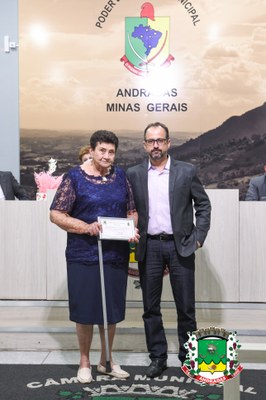 Regis Basso homenageou a Sra. Eufemia Denise Burguês Salles (Fioca). Devido à sua ausência, o presidente da Câmara, Gustavo Xavier entregou a homenagem.jpg