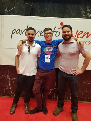 Coordenadores do PJ em Andradas, João Carlos de Souza e Enrico Delavia, e o aluno Vinycius durante encerramento das ativi.jpeg